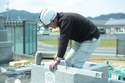 建てる:墓石本体を設置 写真